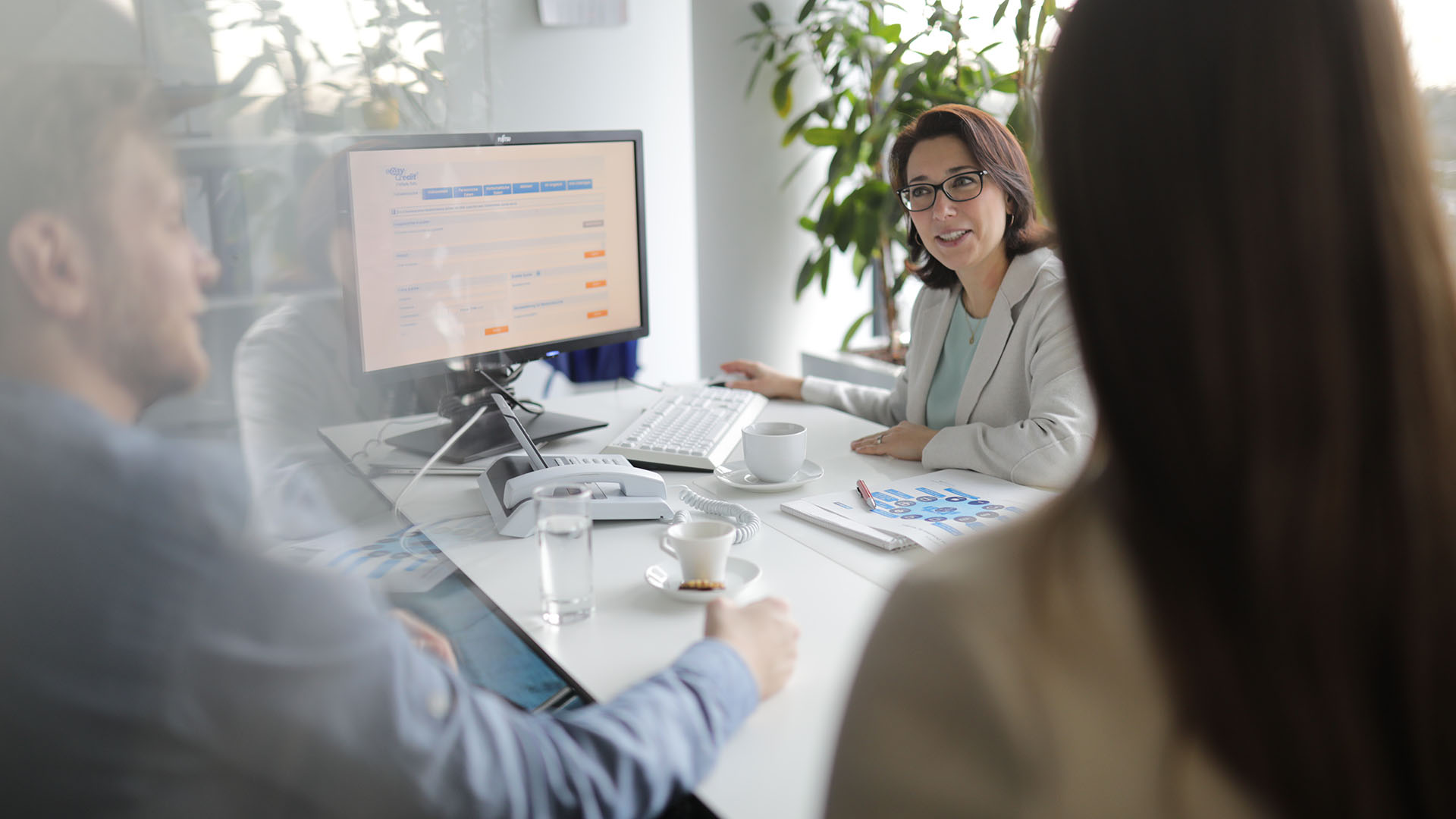 Kunden in Beratung bei genossenschaftlicher Bank.