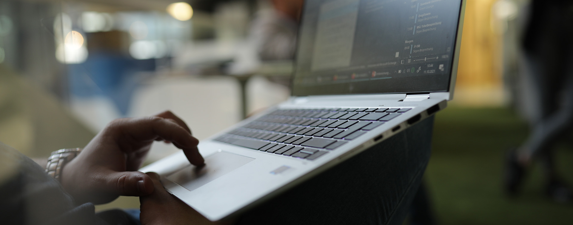 Hand navigiert auf Laptop.