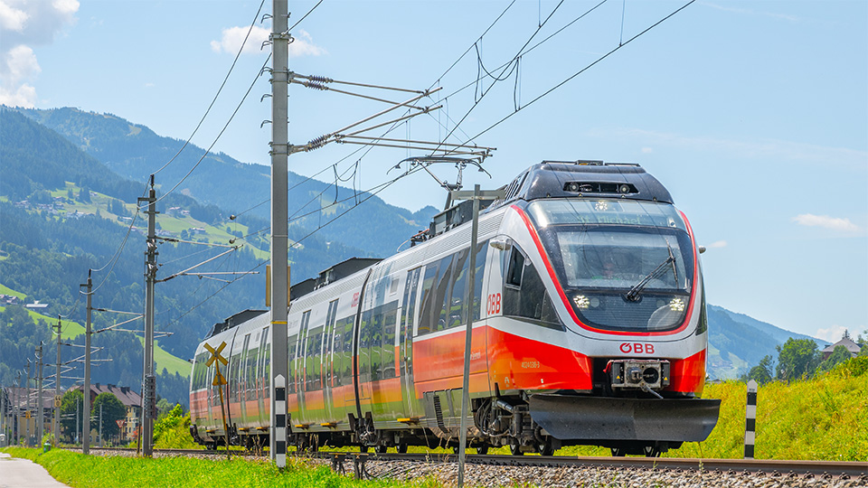 Roter Zug vor Bergen